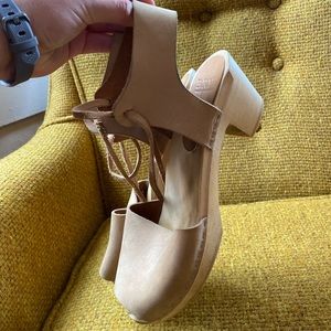 Bryr Hannah clog in Spanish toe. bone nubuck